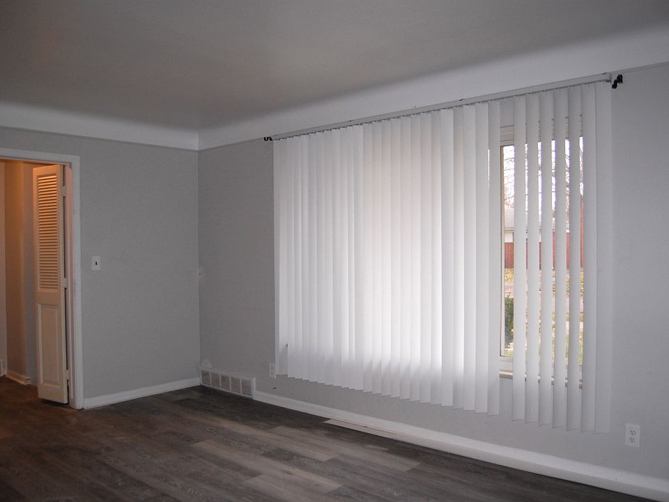 1st image of 21641 Cloverlawn Ave