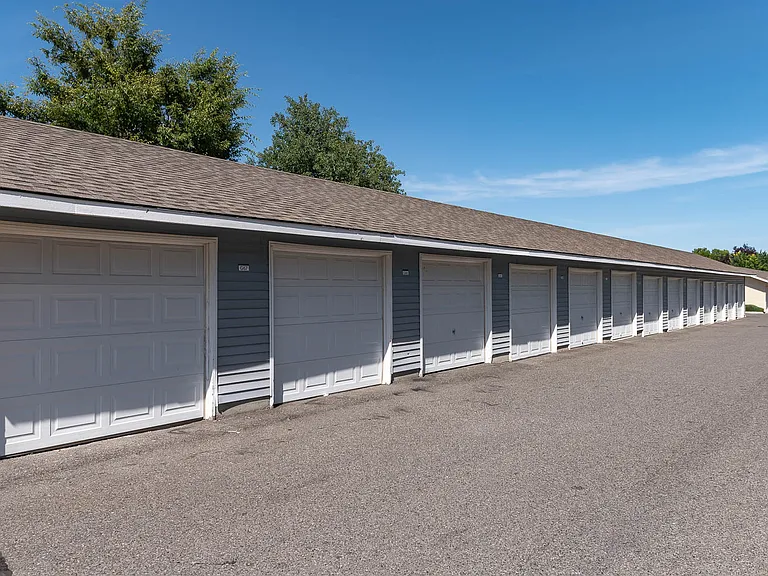 Center Pointe | Garages