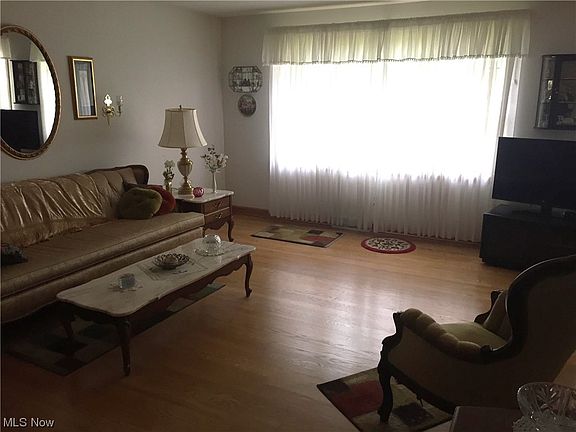 3rd image of 28 Midwood Cir