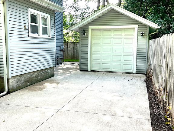 3rd image of 208 Boyer St