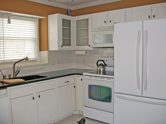 5th image of 811 Heritage Dr SW