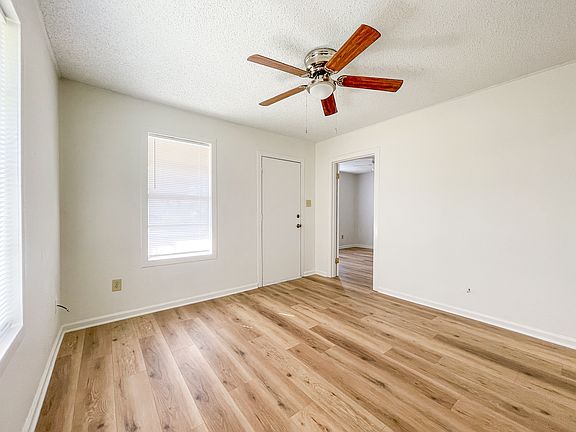 4th image of 715 N Bunker Dr