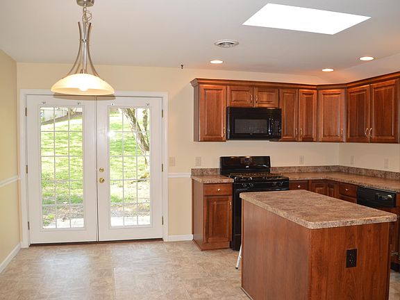 4th image of 35 Smallwood Dr