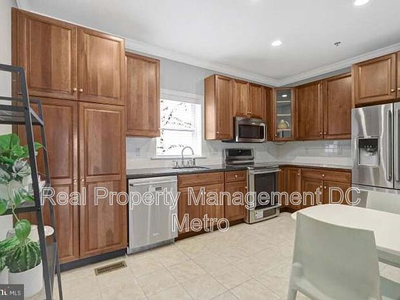 3rd image of 927 12th St NE
