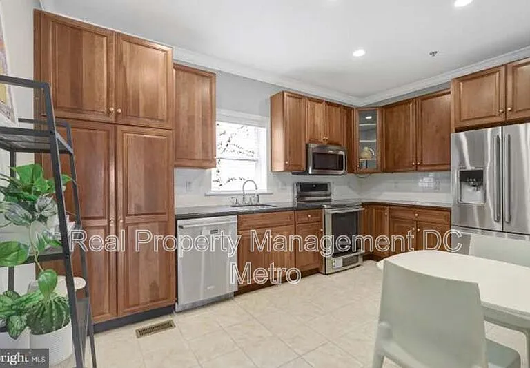927 12th St NE — Photo 3