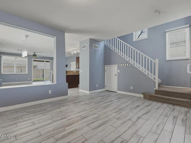 2246 E Fraktur Rd — Photo 4