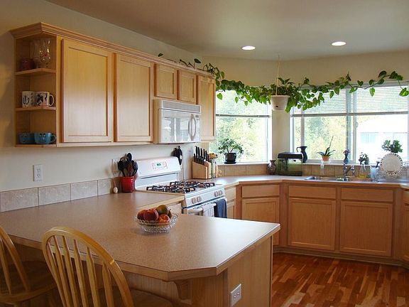 Great kitchen.