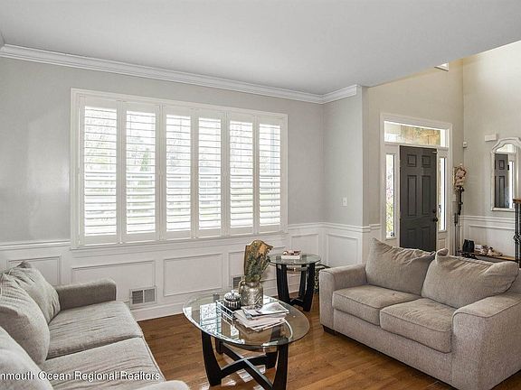 5th image of 1503 Larchmont St
