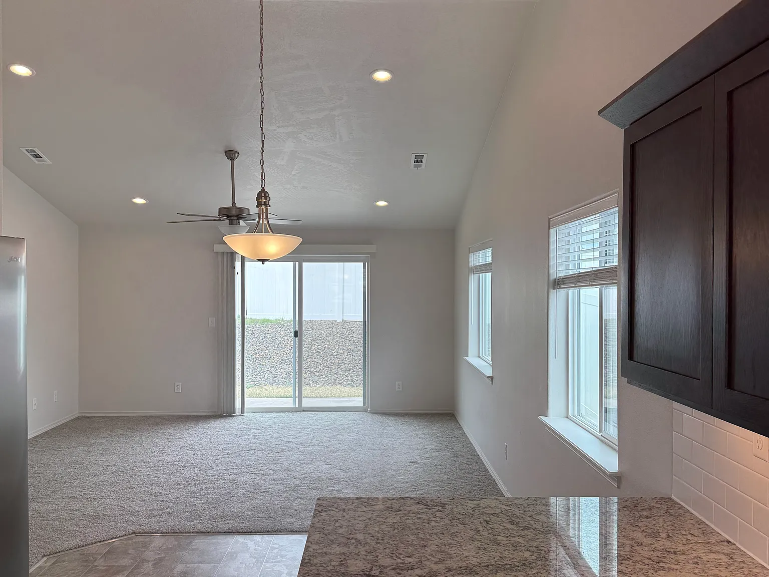 3 bed, 1388 sqft, $1,999 — Photo 2
