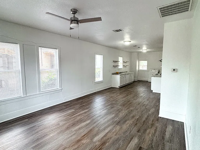 935 W Ridgewood Ct — Photo 2