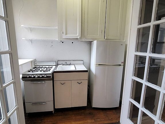 3rd image of 10 Bennett Ave #5E