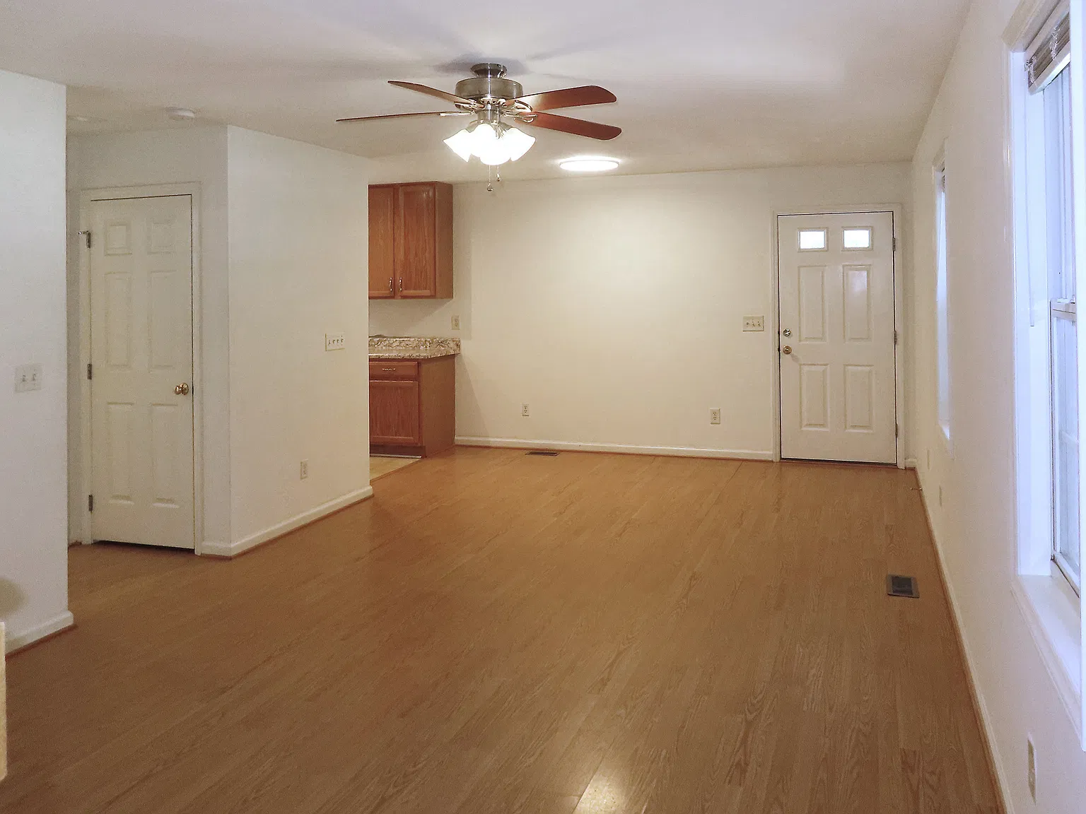 303 W Poplar Ave — Photo 4