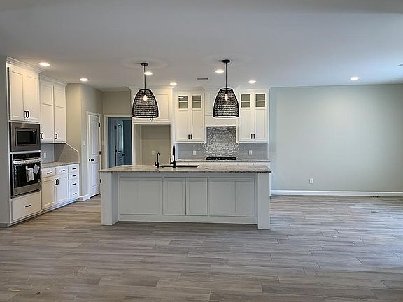 5th image of 5903 Comal Dr