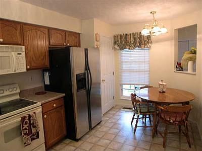 3rd image of 141 Wellington Dr