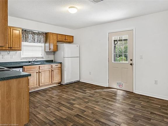 5th image of 659 Lynn Dr