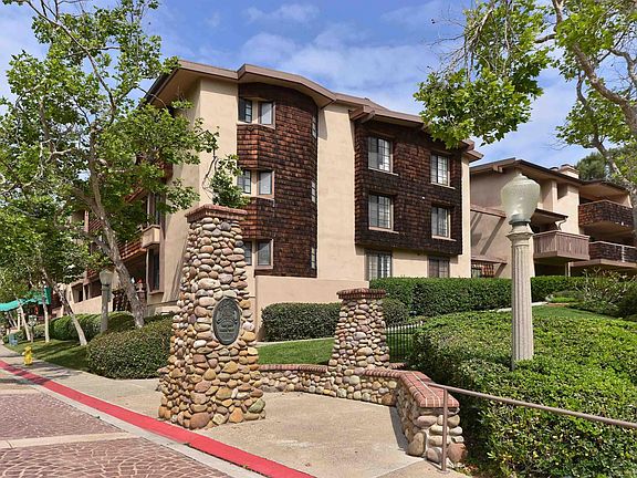 3rd image of 8870 Villa La Jolla Dr Unit 303