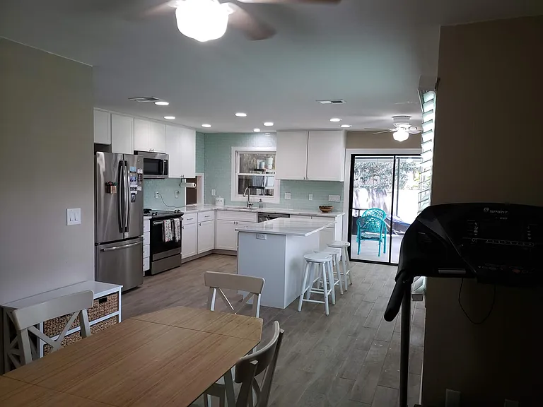 1074 Citrus Ave NE — Photo 4