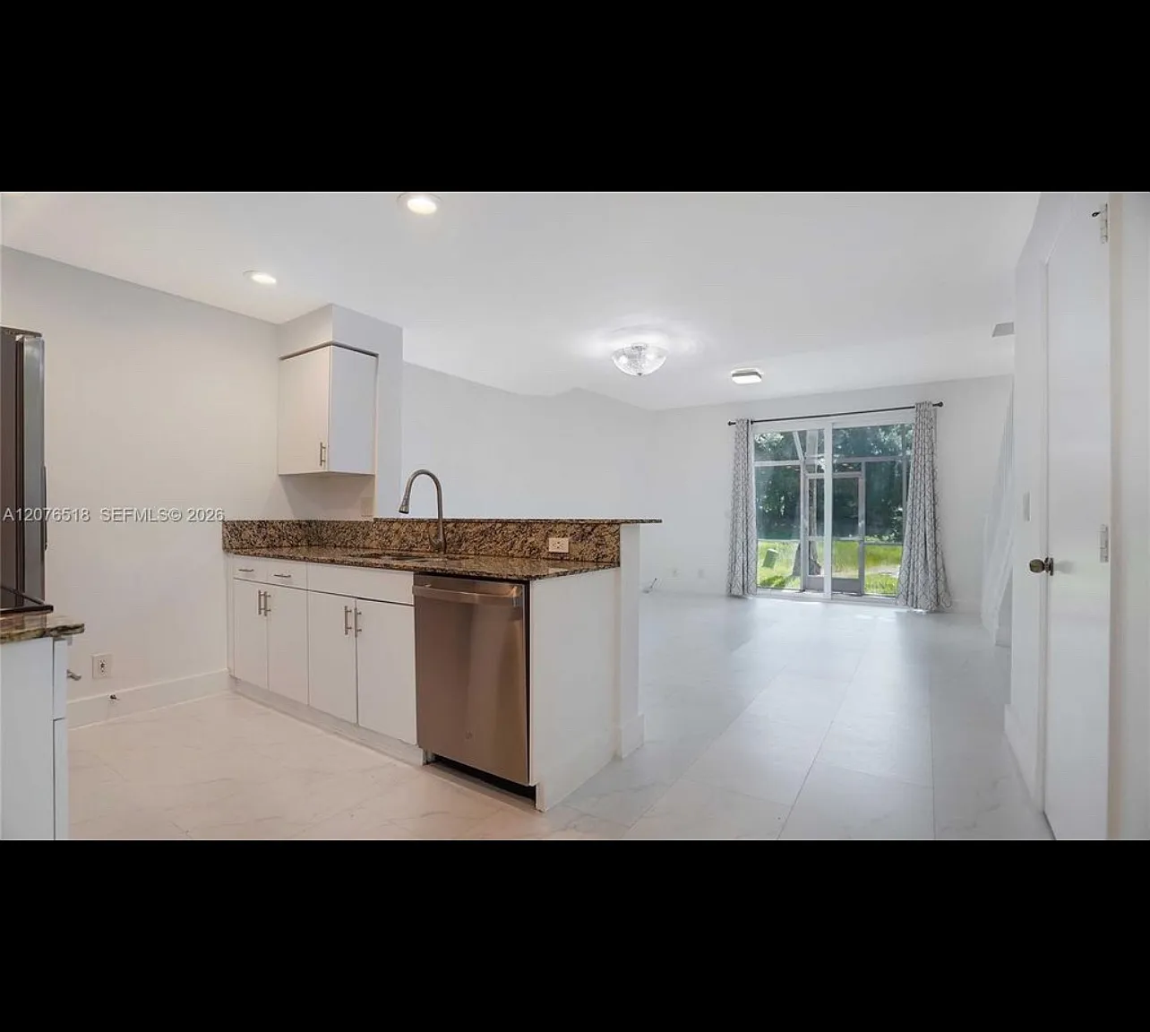 2 bed, 1.5 bath, 969 sqft, $2,700 — Photo 2