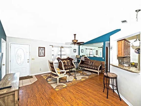2nd image of 471 SE Dalva Ave