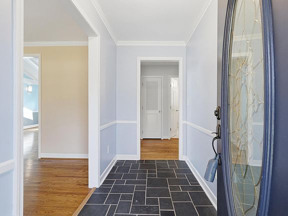 3rd image of 128 Paddock Dr