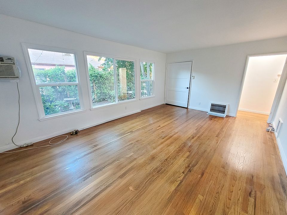 1st image of 11327 Blix St #11329