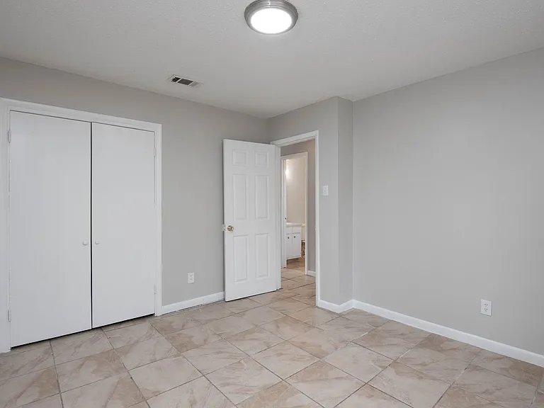 Royal Oaks Apartment Homes — Photo 9