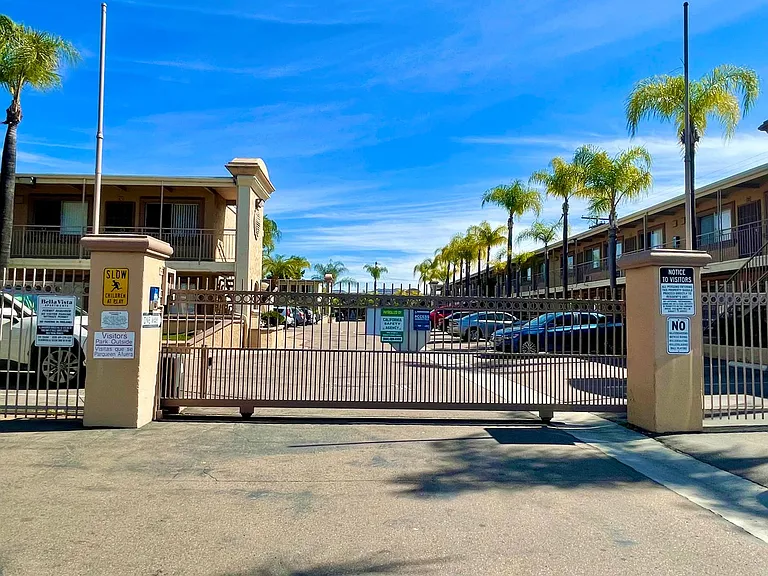 Bella Vista Apartments — Photo 57