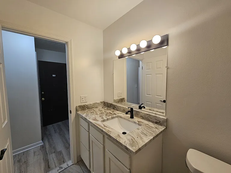 Royal Madison Apartments — Photo 22