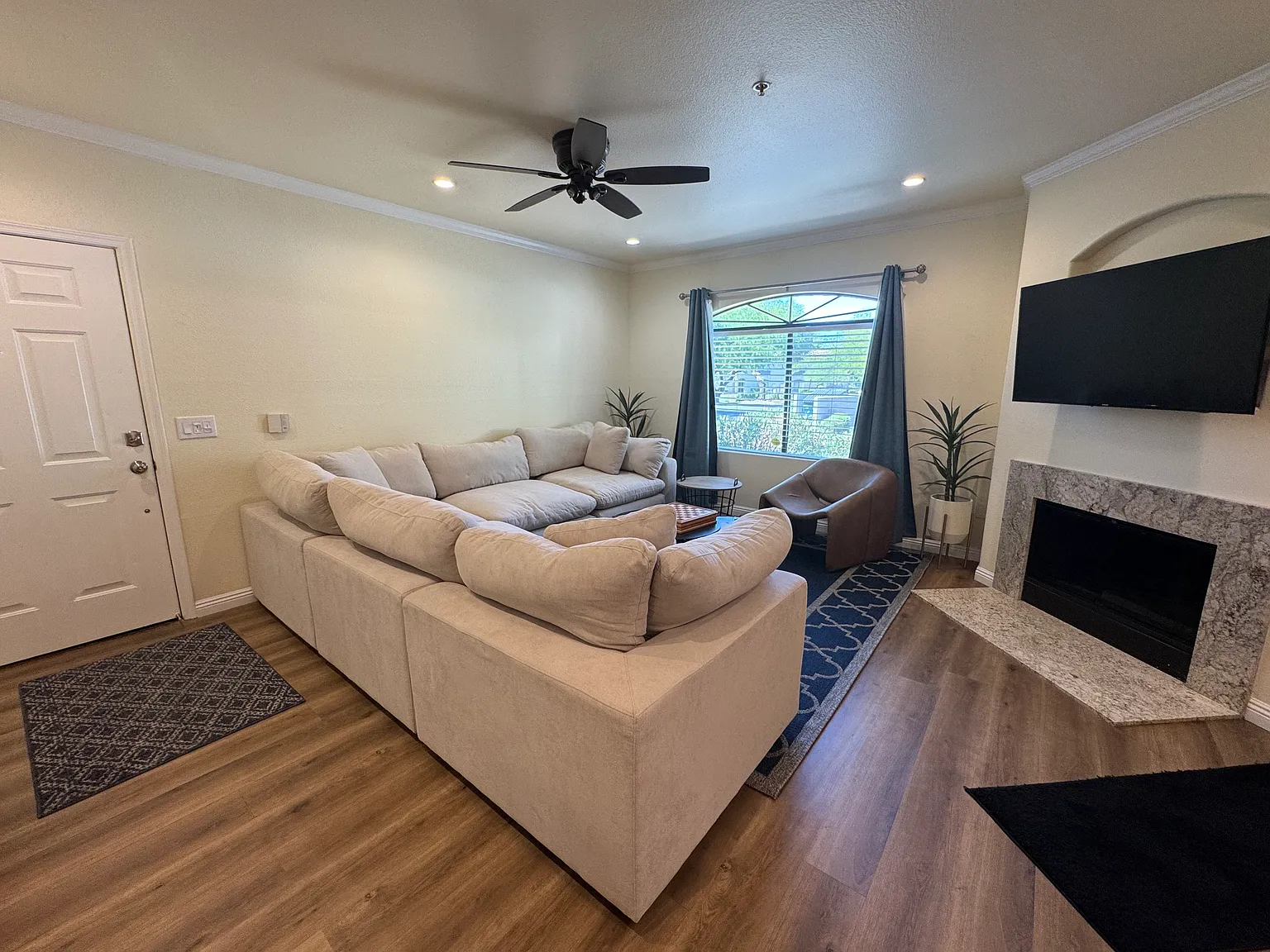 2 bed, 1200 sqft, $2,500 — Photo 1