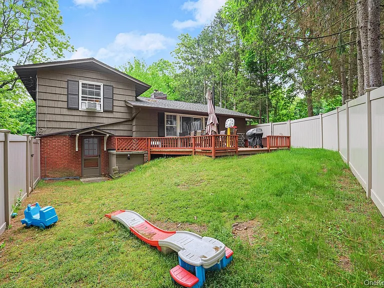 104 Forest Dr — Photo 15