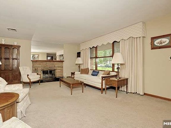 3rd image of 91 Rose Ave