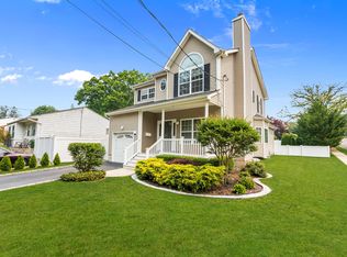 42 Pal Way, Plainview, NY 11803