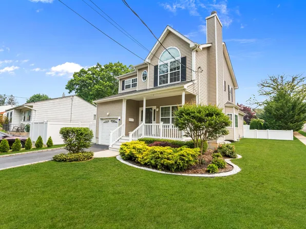 42 Pal Way, Plainview, NY 11803