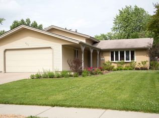 827 S Cedarcrest Dr, Schaumburg, IL 60193