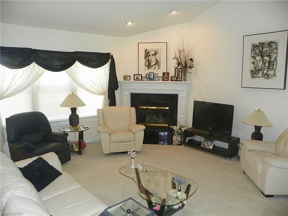 3rd image of 728 Flagstone Cir