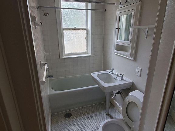 5th image of 2530 N Sacramento Ave #203