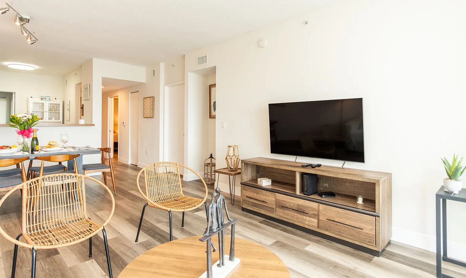 2 bed, 2.0 bath, 1194 sqft, $8,539 — Photo 2