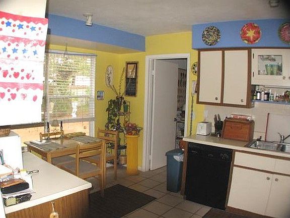 Eat-in kitchen