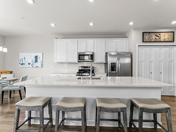 3rd image of 790 Roselyn Dr