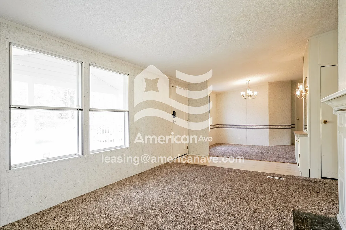 23451_002_living_room_13643478.jpg - 1007 E River Rd