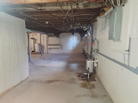 3rd image of 4422 Beach St