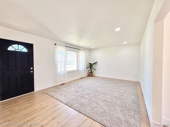 4th image of 501 Spring Ln