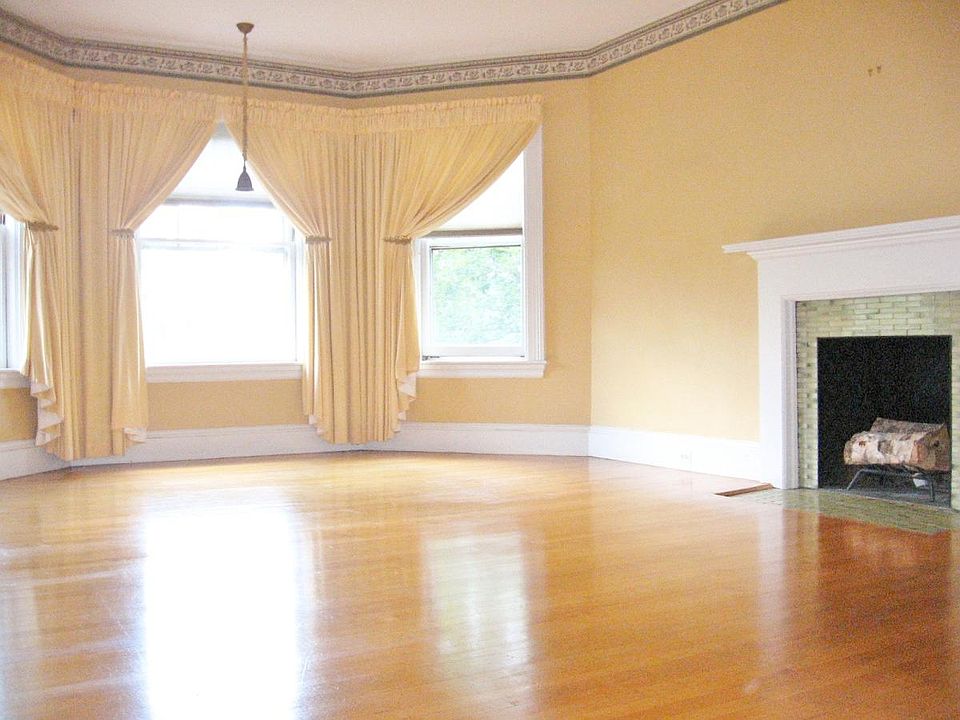 FIREPLACED LIVINGROOM