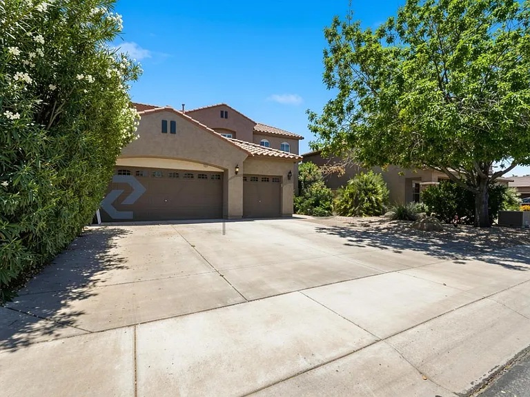 26001 W Tonopah Dr — Photo 2