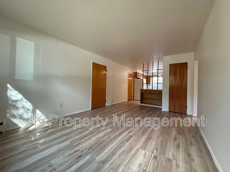 2 bed, 1.0 bath, $925 — Photo 2