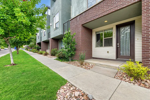 2100 N Clay St — Photo 2