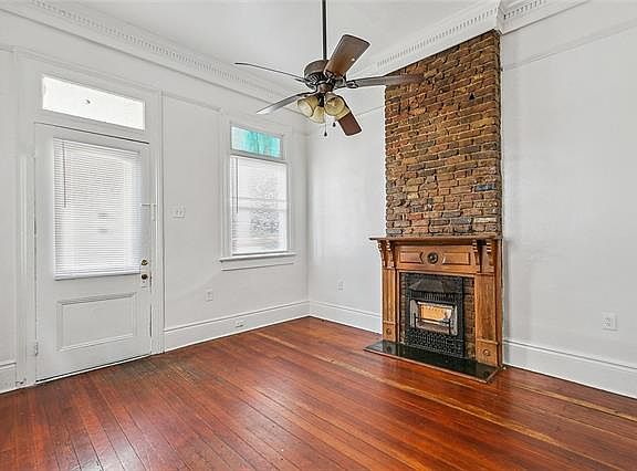 2nd image of 1828 Moss St