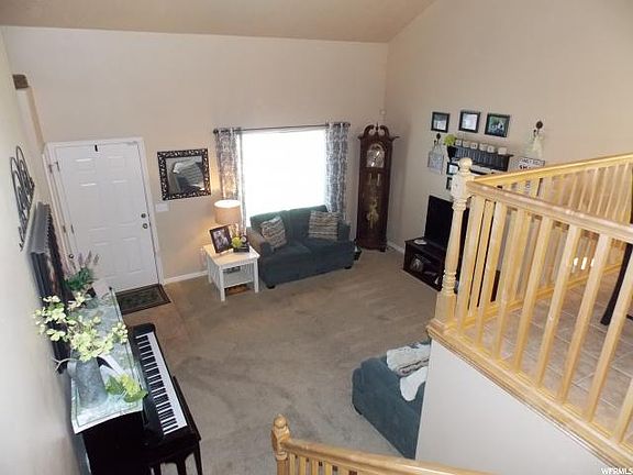 3rd image of 104 E Shamrock Ln