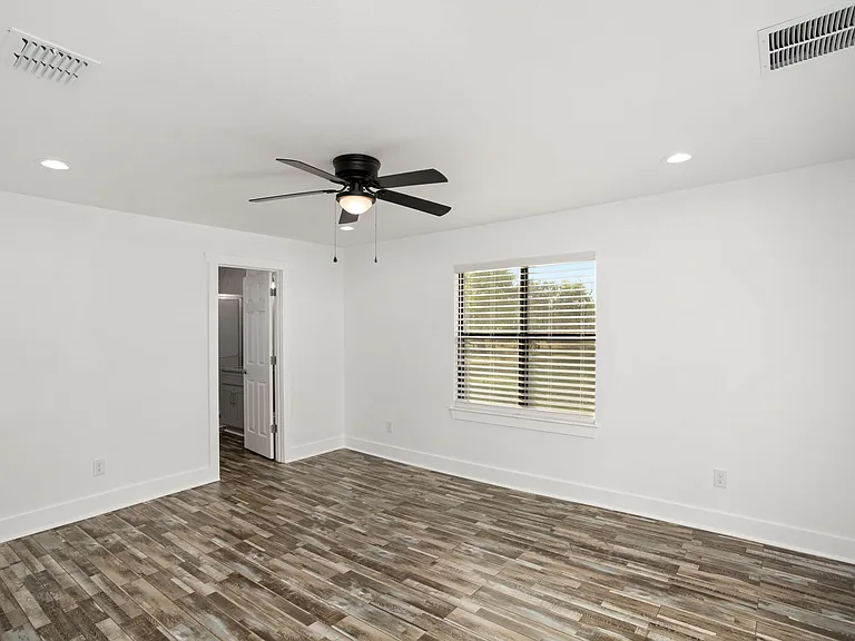 310 Creek Ln — Photo 13