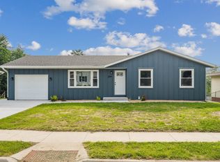 2244 Saint John Dr, Dubuque, IA 52002